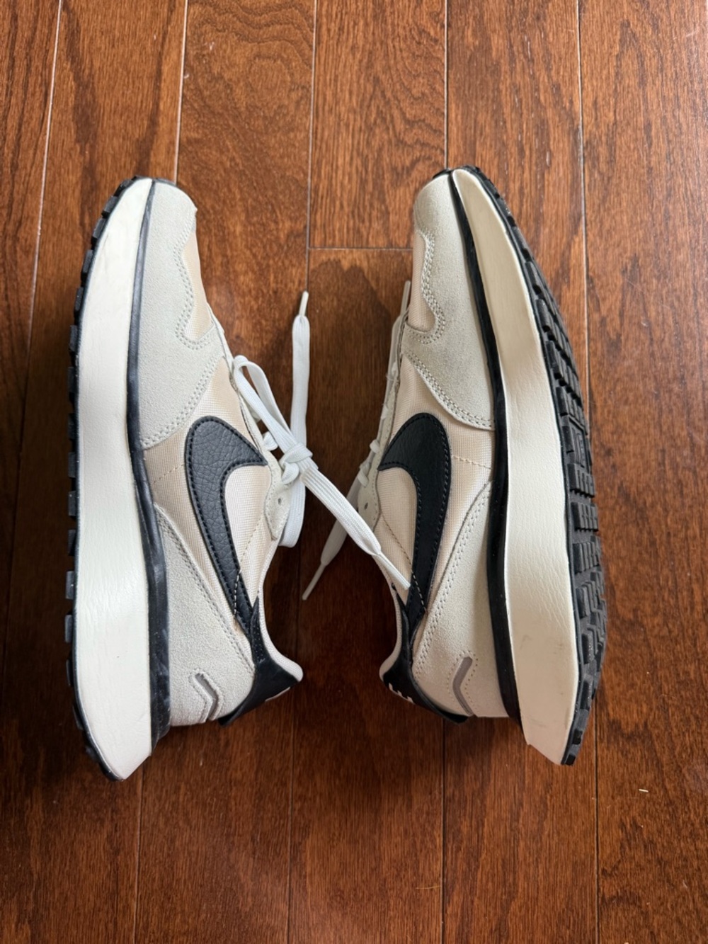 Nike women’s Phoenix waffle sneakers size 6.5 in white, and black - Picture 3 of 12